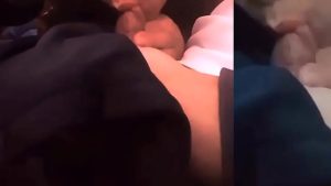 Ngậm chim mút lấy mút để trên xe