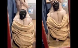 Quấn chăn BJ con cặc dâm trước gương