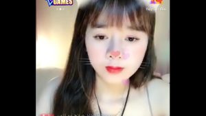 Hot girl lên mạng khoe hàng