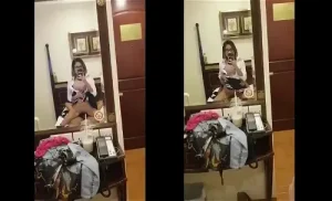 Tự quay phim khiêu dâm trước gương