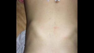 Sục chim bắn tinh lên ngực em cái