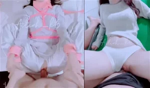 Dâm nữ mặc bộ áo dài sung sướng