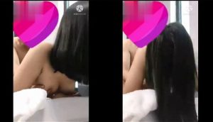 Bóp ti dâm sướng bên cửa sổ