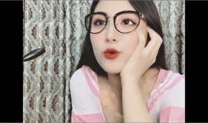 Gái xinh khoe vú hồng