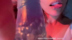 Em ngồi trên giường tự sướng cùng sextoy quá đã